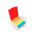 Pisa papeles de plástico con banderitas...