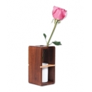 Florero de madera con vaso de cerámica